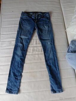 PRODÁM DÁMSKÉ SKINNY DŽÍNY GUESS - 2