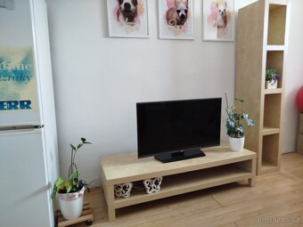 Tv stolek a police - 2