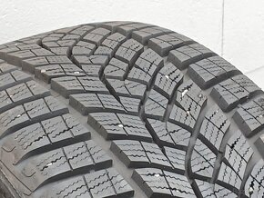 Pěkné zimní pneu Goodyear 215/40/17 vzorek 8mm - 2