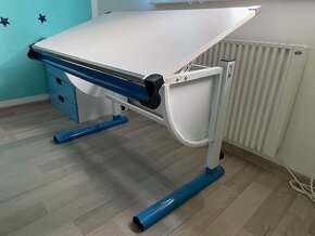 Rostoucí dětský psací stůl s naklápěcí deskou. - 2