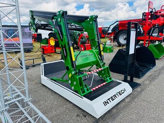 MONTUJEME ČELNÍ NAKLADAČE INTER TECH NA TRAKTORY JOHN DEERE - 2