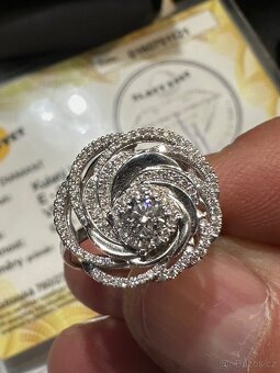 Prodám diamantový zlatý prsten s velkým broušeným briliantem - 2