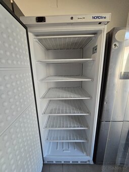 Prodám policovou mrazicí skříň Nordline – TOP stav - 2