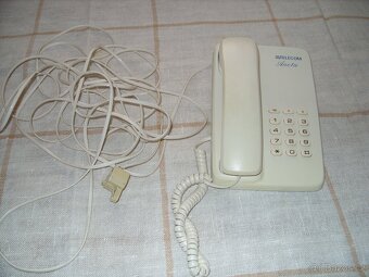 retro tlačítkový telefon - 2
