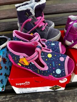 Prodáme holčičí botičky - 2