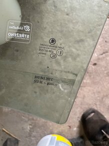 Fabia III originál sklo PP dveří - 2