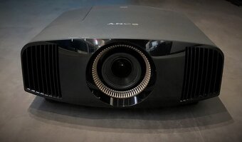Projektor Sony VPL-VW520ES 4K s nízkou dobou provozu - 2