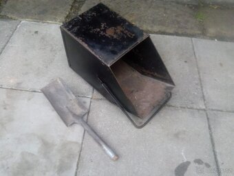 Uhlák na kolečkách + lopatka - 2