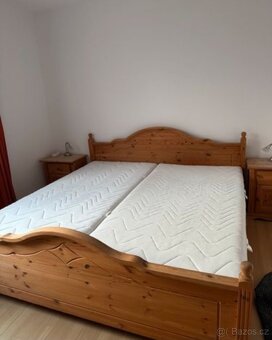 MASIVNÍ POSTEL S NOČNÍMI STOLKY A KOMODOU - 2