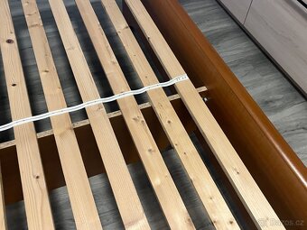 Dřevěná postel pro dva - 2