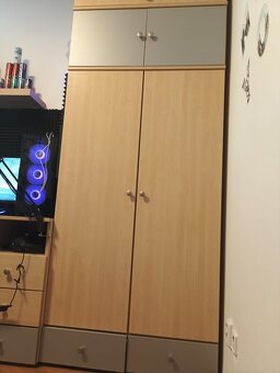 Šatní skříň s nástavcem a psací stůl - 2