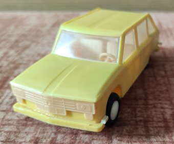 Staré autíčko na setrvačník - Renault - 2