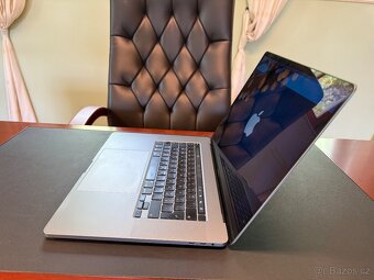 MacBook Pro 16", 2.4 GHz Intel Core i9, HDD 500 GB, 16 GB - 2
