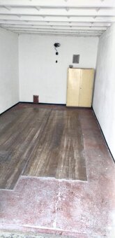 Pronájem udržované garáže s elektřinou v žádané lokalitě za  - 2