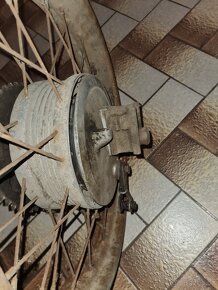 Zadni kolo jawa ,čz malá kývačka. - 2