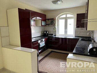 Zateplený vícegenerační rodinný dům s velkým rovinatým pozem - 2