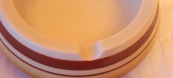 Popelník s hnědým proužkem - 2