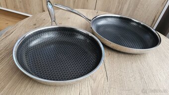 Seda dvou pánví David v kuchyni - 2