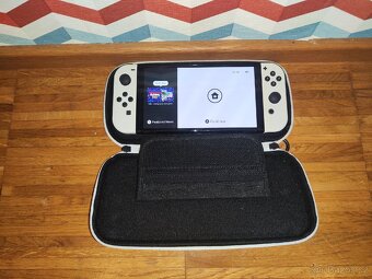 Nintendo Switch OLED bílý + originální cestovní pouzdro - 2