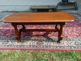 Rustikální konferenční stolek s trnoží . - 2