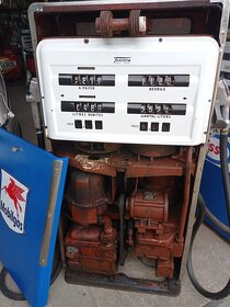 Starrý benzinový stojan TOKHEIM USA, 1962 Mobilgas, double - 2