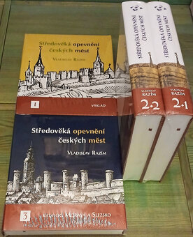 Prodám komplet Středověká opevnění českých měst, čtyři sv. - 2