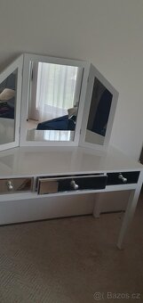 Velká bílá toaletka - 2