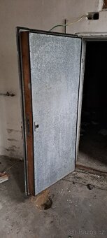 Izolované dveře z chladicích boxů+dřevěné futra - 2