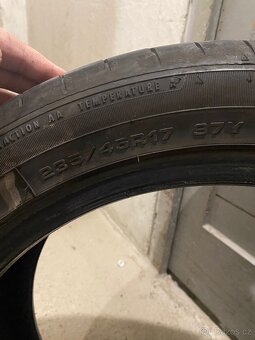 Pneu 235/45/17 - 2