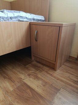 Postel vyvýšená 90x200 s nočním stolečkem - 2