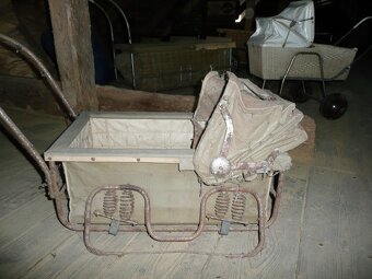 Historické kočárky ze staré půdy - 2