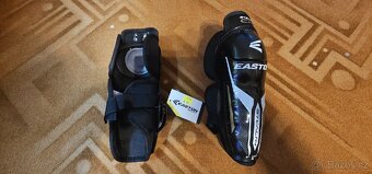 NEPOUŽITÉ HOKEJOVÉ CHRÁNIČE EASTON VELIKOST YOUTH 9"-23CM - 2