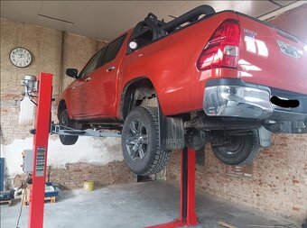 Dvousluopový elektrohydraulický zvedák L24BE - 2