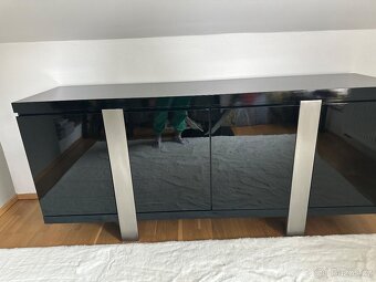 Moderní černá lesklá komoda – jako nová, 190 × 50 × 85 cm - 2