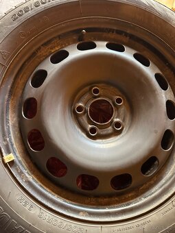 Zimní pneu + plechový disk ze Škoda Rapid - 2