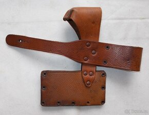 Nýtovaný závěsník na ČSLA sekeru ženijní vz.49. - 2