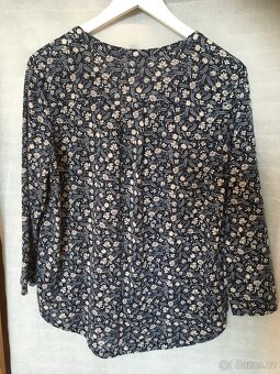 Tmavěmodrá halenka s výstřihem do V - 2