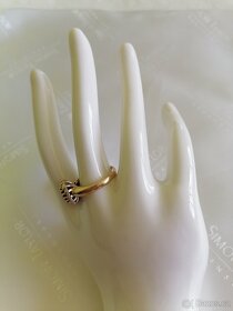 Zlatý luxusní prsten s diamanty a safírem - 2