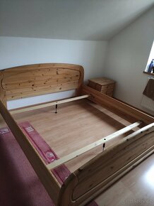 Celodřevěná postel z masivní borovice - 2