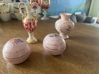 Sada dekorativních růžových porcelánových mini váziček a dóz - 2