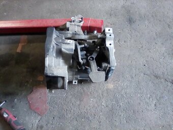 MOTOR 1.9TDI 77KW KOD: BXE PREVODOVKA KOD: JCR - 2