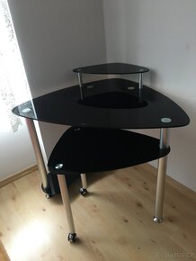 Rohovy skleneny stul - 2