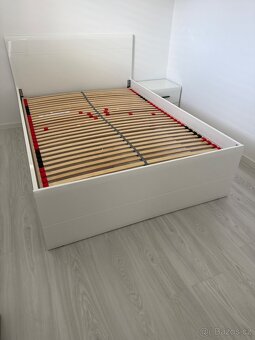 Bílá lesklá postel 140x200+noční stolek - 2