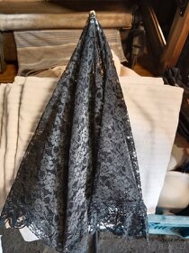 Dobové šaty na stojanu - 2