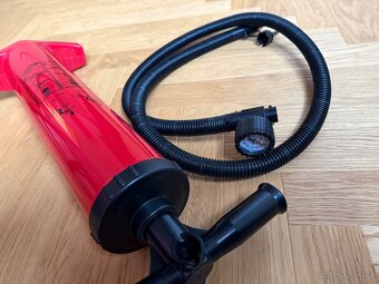 Quechua kempingová ruční pumpa - 2