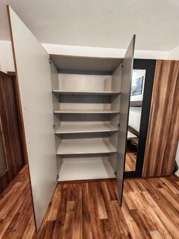 Velká šatní skříň - 2