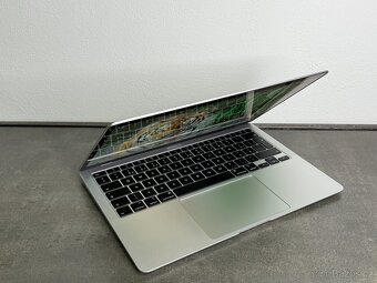 MacBook Air 13'' 2020 / i5 / 8GB / 256GB SSD / Silver - 2