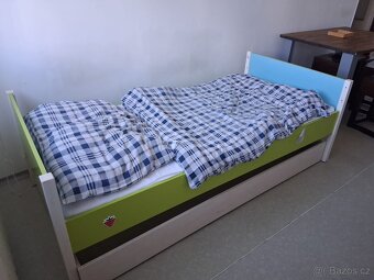Dřevěná postel s odkládacím prostorem - 2
