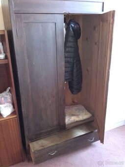 Skříň starožitná z masívu cca 100 let  minimalistický design - 2