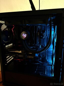 Herní počítač, monitor a klávesnice - 2